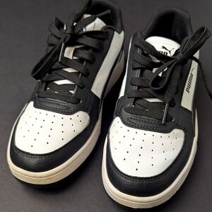 Puma black and white boy sneaker  size6.5